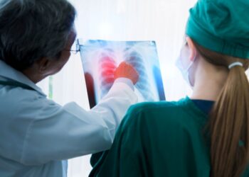 Totul e tuberculoză – cartea lui John Green despre boala cu cei mai mulți morți din lume